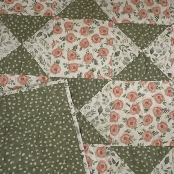 rosebud baby quilt detail 1